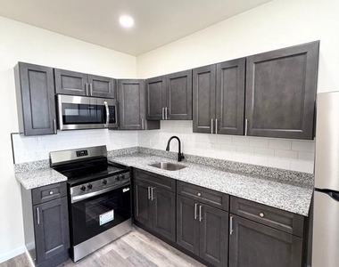240 W Ontario Street - Photo Thumbnail 3