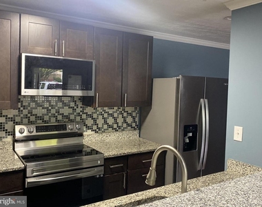 9720 Lake Pointe Court - Photo Thumbnail 11
