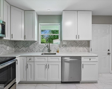 3102 Romain Court - Photo Thumbnail 6