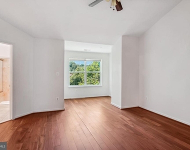 23204 Scholl Manor Way - Photo Thumbnail 9
