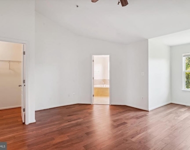 23204 Scholl Manor Way - Photo Thumbnail 10
