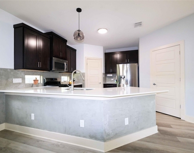 604 Allen St - Photo Thumbnail 4
