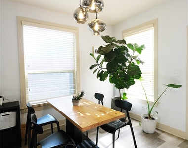604 Allen St - Photo Thumbnail 3