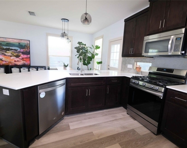 604 Allen St - Photo Thumbnail 1