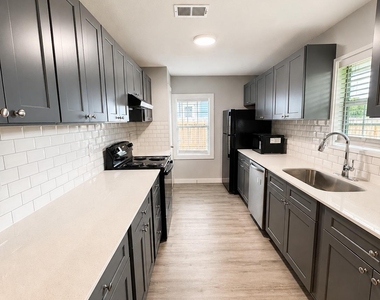 1906 E Avenue G - Photo Thumbnail 3