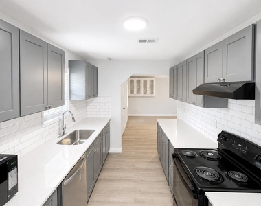 1906 E Avenue G - Photo Thumbnail 4