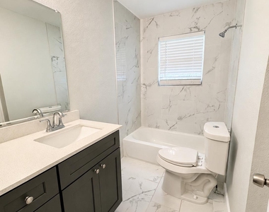 1906 E Avenue G - Photo Thumbnail 6