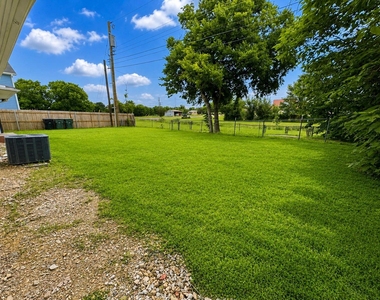 1906 E Avenue G - Photo Thumbnail 10
