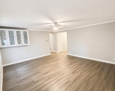 1906 E Avenue G - Photo Thumbnail 5