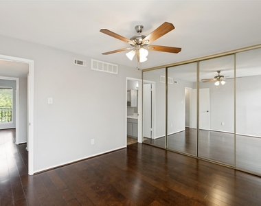 6910 Hart Ln - Photo Thumbnail 4