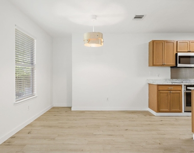 218 Altamont St - Photo Thumbnail 5