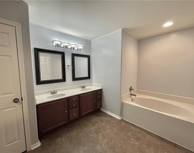 608 Trail Dust Dr - Photo Thumbnail 10