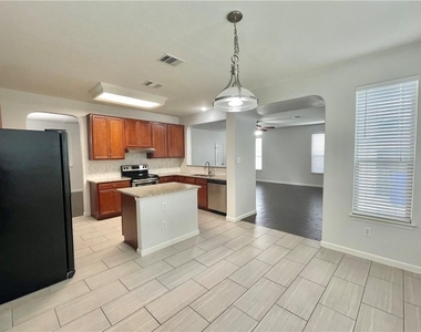 608 Trail Dust Dr - Photo Thumbnail 5
