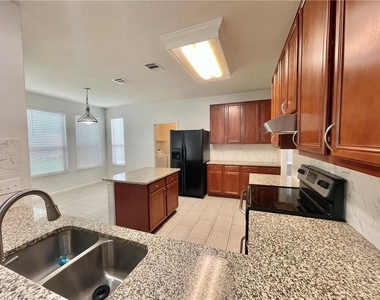 608 Trail Dust Dr - Photo Thumbnail 7