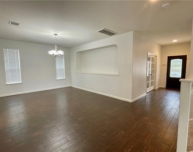608 Trail Dust Dr - Photo Thumbnail 3