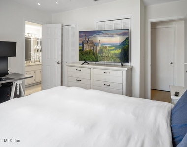 8012 Hollyridge Road - Photo Thumbnail 16