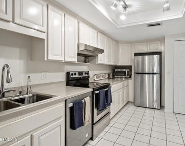 8012 Hollyridge Road - Photo Thumbnail 4