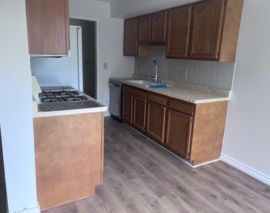 305 Northwestern Court - Photo Thumbnail 8