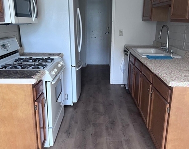 305 Northwestern Court - Photo Thumbnail 7