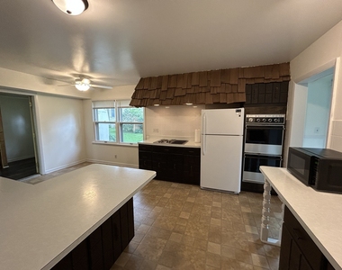 637 W Main Street - Photo Thumbnail 3