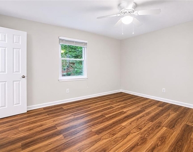 3193 E Point Street - Photo Thumbnail 12