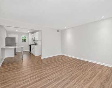 3193 E Point Street - Photo Thumbnail 3