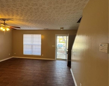 5869 Strathmoor Manor Circle - Photo Thumbnail 2