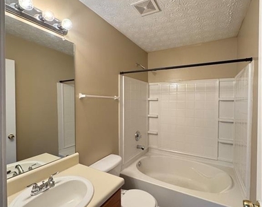5869 Strathmoor Manor Circle - Photo Thumbnail 11