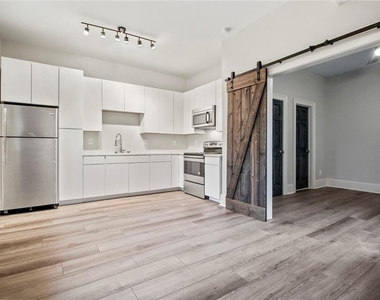 940 St Charles Avenue Ne - Photo Thumbnail 3