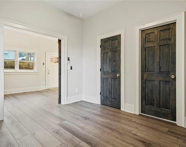 940 St Charles Avenue Ne - Photo Thumbnail 6