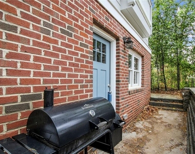940 St Charles Avenue Ne - Photo Thumbnail 12