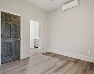 940 St Charles Avenue Ne - Photo Thumbnail 8