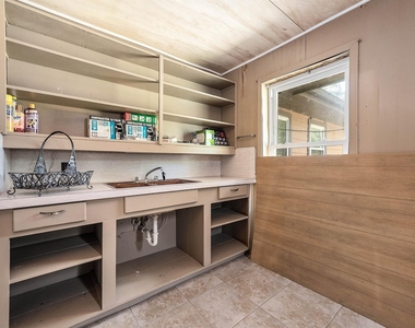 5813 Russell Lane - Photo Thumbnail 9