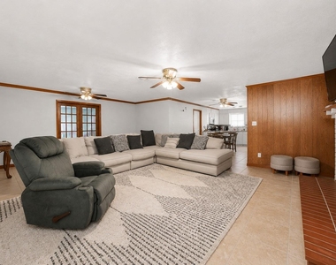 5813 Russell Lane - Photo Thumbnail 3