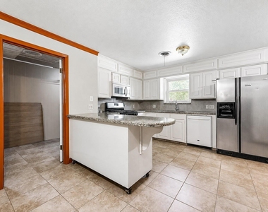 5813 Russell Lane - Photo Thumbnail 3