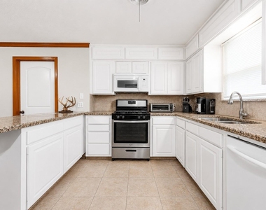5813 Russell Lane - Photo Thumbnail 2