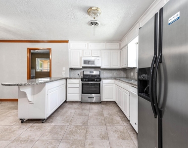 5813 Russell Lane - Photo Thumbnail 4
