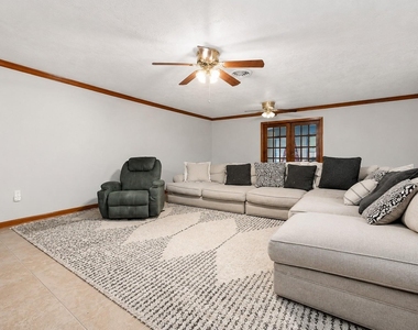 5813 Russell Lane - Photo Thumbnail 4
