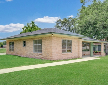 709 S Mccarty Avenue - Photo Thumbnail 3