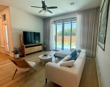 3030 Lantana Trail - Photo Thumbnail 8