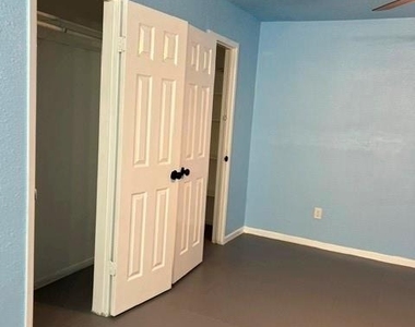 8405 Wilcrest Drive - Photo Thumbnail 6
