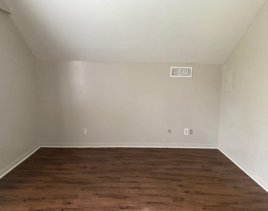 800 Travis Street - Photo Thumbnail 4