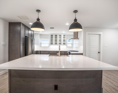 710 Thornwood - Photo Thumbnail 9