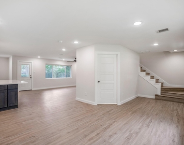 710 Thornwood - Photo Thumbnail 6
