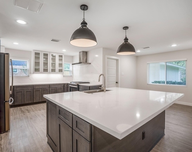 710 Thornwood - Photo Thumbnail 8