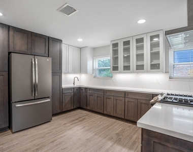 710 Thornwood - Photo Thumbnail 10