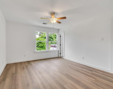 8102 Crestview Unit A Drive - Photo Thumbnail 15