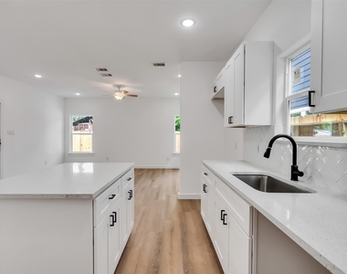 8102 Crestview Unit A Drive - Photo Thumbnail 4