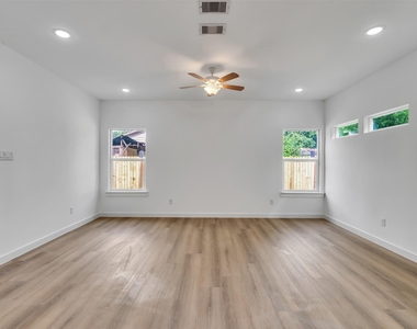 8102 Crestview Unit A Drive - Photo Thumbnail 17