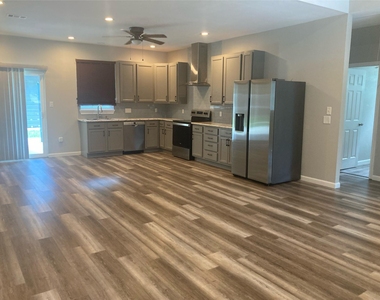 419 Cole Street - Photo Thumbnail 4
